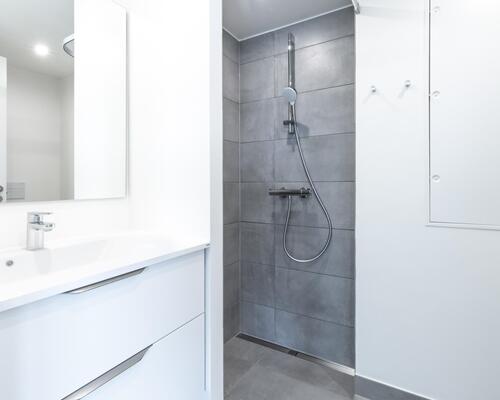 Skøn toværelses lejlighed med et stort leverum i form af køkken og stue i ét i åben forbindelse med egen altan. Lejligheden har et rummeligt soveværelse og et stilrent bad. Til boligen hører eget skur.