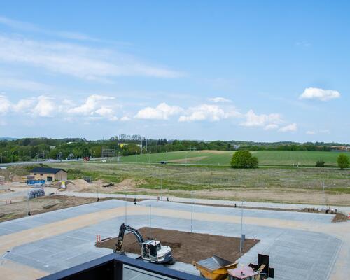 Skøn toværelses lejlighed med et stort leverum i form af køkken og stue i ét i åben forbindelse med egen altan. Lejligheden har et rummeligt soveværelse og et stilrent bad. Til boligen hører eget skur.