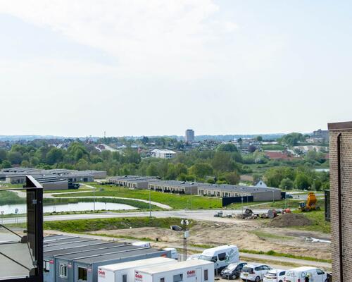 Skøn toværelses lejlighed med et stort leverum i form af køkken og stue i ét i åben forbindelse med egen altan. Lejligheden har et rummeligt soveværelse og et stilrent bad. Til boligen hører eget skur.