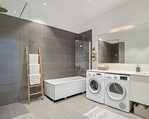 Penthouse lejebolig med stor integreret altan og badekar