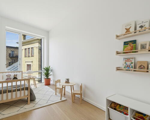 Penthouse lejebolig med stor integreret altan og badekar