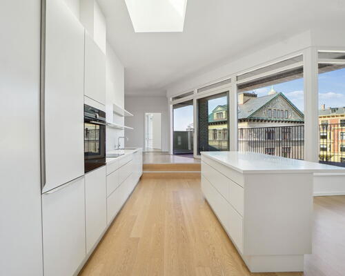 Penthouse lejebolig med stor integreret altan og badekar