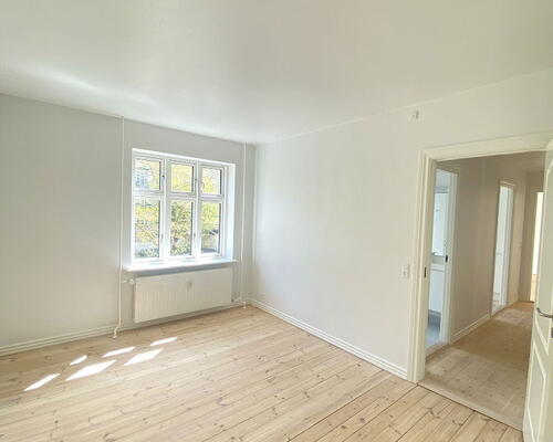 Lys og delevenlig 4-værelses med fransk altan og grønt gårdmiljø