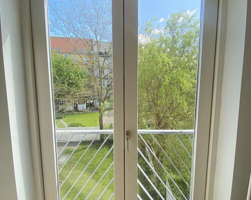 Lys og delevenlig 4-værelses med fransk altan og grønt gårdmiljø