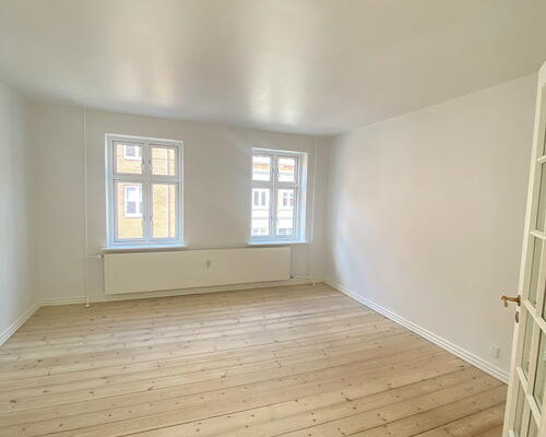 Lys og delevenlig 4-værelses med fransk altan og grønt gårdmiljø