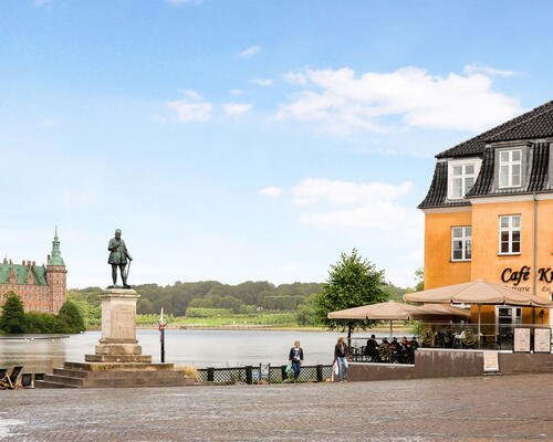2 værelses bolig med optimal planløsning samt egen terrasse. Moderne bolig med gulvvarme på super central beliggenhed i Hillerød!