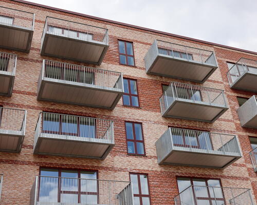 Stor 5-værelses lejlighed med god planløsning, to toiletter, gulvarme i hele boligen og egen terrasse - Ingen bindingsperiode!