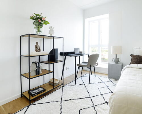 Stor 5-værelses lejlighed med god planløsning, to toiletter, gulvarme i hele boligen og egen terrasse - Ingen bindingsperiode!