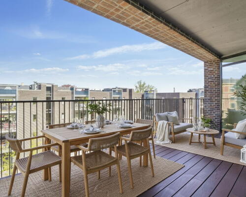 Penthouse lejebolig med stor integreret altan og badekar