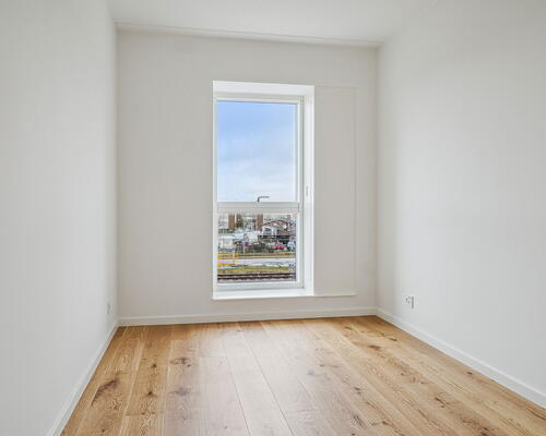 Dejlig lys 4-værelses lejlighed med altan,  gulvarme i hele boligen og moderne køkken - Ingen bindingsperiode!