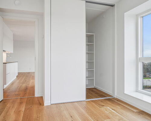 Dejlig lys 4-værelses lejlighed med altan,  gulvarme i hele boligen og moderne køkken - Ingen bindingsperiode!