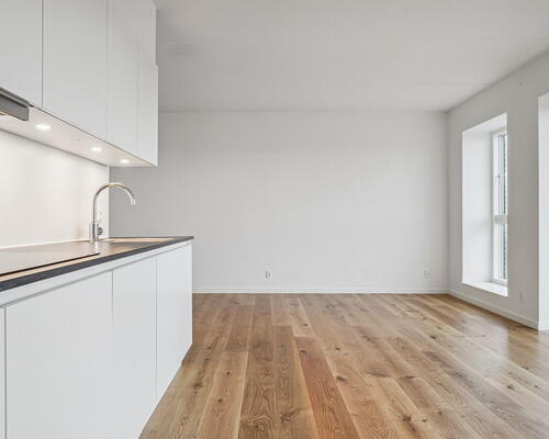 Dejlig lys 4-værelses lejlighed med altan,  gulvarme i hele boligen og moderne køkken - Ingen bindingsperiode!