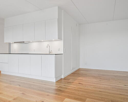 Dejlig lys 4-værelses lejlighed med altan,  gulvarme i hele boligen og moderne køkken - Ingen bindingsperiode!