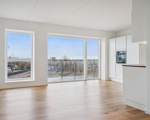 Dejlig lys 4-værelses lejlighed med altan,  gulvarme i hele boligen og moderne køkken - Ingen bindingsperiode!