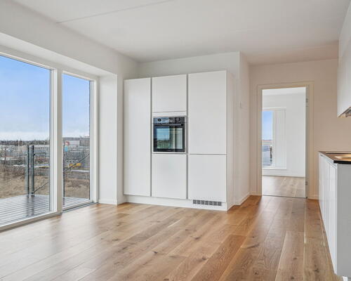 Dejlig lys 4-værelses lejlighed med altan,  gulvarme i hele boligen og moderne køkken - Ingen bindingsperiode!