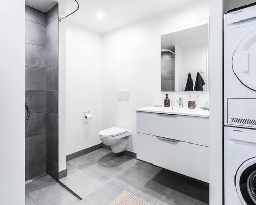 Større toværelses lejlighed med stort og lyst køkken-alrum, stort soveværelse, badeværelse, entré samt egen altan/terrasse. Til boligen hører eget skur.