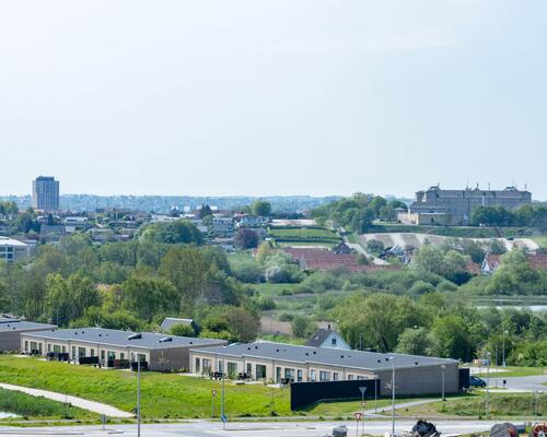 Større toværelses lejlighed med stort og lyst køkken-alrum, stort soveværelse, badeværelse, entré samt egen altan/terrasse. Til boligen hører eget skur.