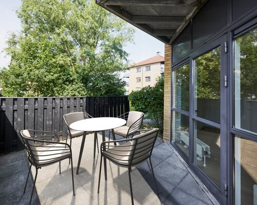 Lys 2-værelses lejlighed med privat terrasse