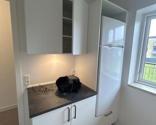 Lys 2-værelses på 49 m2 med altan og parkering – tæt på indkøb, bus og fitness