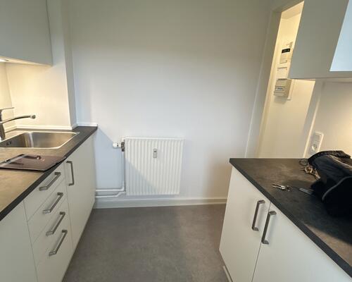 Lys 2-værelses på 49 m2 med altan og parkering – tæt på indkøb, bus og fitness