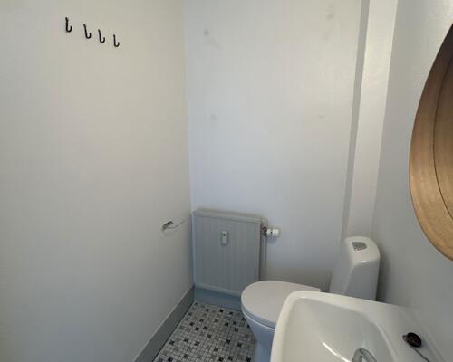 Lys 2-værelses på 49 m2 med altan og parkering – tæt på indkøb, bus og fitness