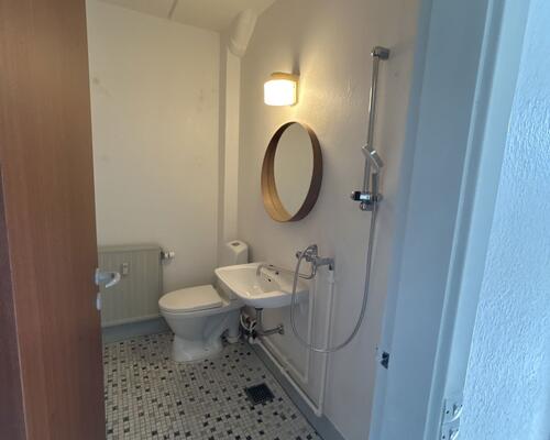 Lys 2-værelses på 49 m2 med altan og parkering – tæt på indkøb, bus og fitness