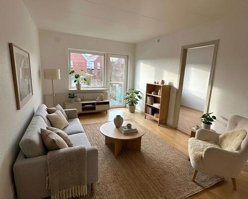 Lys 2-værelses med altan/terrasse, parkering og ladestander – 46 m2