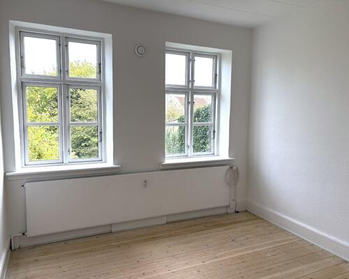 Lækker lys 3 værelses lejlighed på stille lukket vej centralt i Nyborg – 84 Kvm