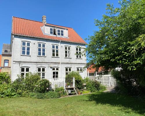 Lækker lys 3 værelses lejlighed på stille lukket vej centralt i Nyborg – 84 Kvm