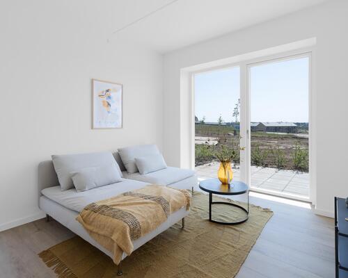 Større toværelses lejlighed med stort og lyst køkken-alrum, stort soveværelse, badeværelse, entré samt egen altan/terrasse. Til boligen hører eget skur.