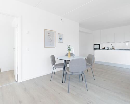 Større toværelses lejlighed med stort og lyst køkken-alrum, stort soveværelse, badeværelse, entré samt egen altan/terrasse. Til boligen hører eget skur.