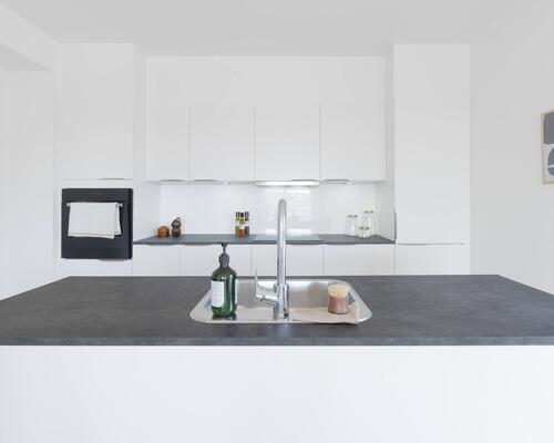 Større toværelses lejlighed med stort og lyst køkken-alrum, stort soveværelse, badeværelse, entré samt egen altan/terrasse. Til boligen hører eget skur.