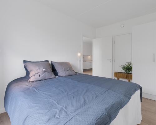 Skøn toværelses lejlighed med et stort leverum i form af køkken og stue i ét i åben forbindelse med egen altan. Lejligheden har et rummeligt soveværelse og et stilrent bad. Til boligen hører eget skur.