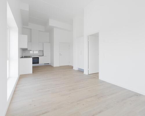 Skøn toværelses lejlighed med et stort leverum i form af køkken og stue i ét i åben forbindelse med egen altan. Lejligheden har et rummeligt soveværelse og et stilrent bad. Til boligen hører eget skur.