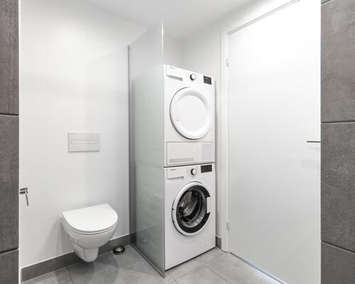 Skøn toværelses lejlighed med et stort leverum i form af køkken og stue i ét i åben forbindelse med egen altan. Lejligheden har et rummeligt soveværelse og et stilrent bad. Til boligen hører eget skur.