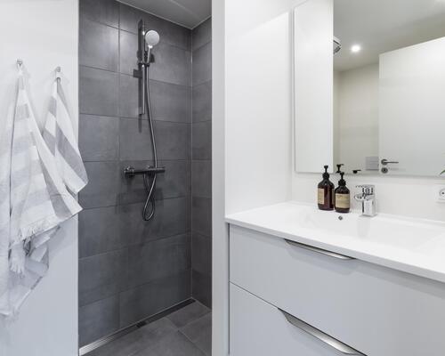 Lækker treværelses lejlighed med køkken-alrum, to værelser, badeværelse, entré samt egen altan.