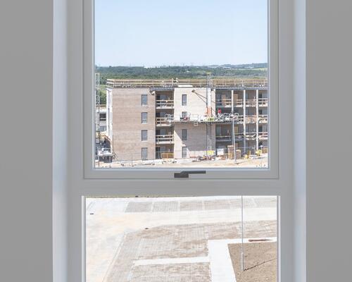 Lækker treværelses lejlighed med køkken-alrum, to værelser, badeværelse, entré samt egen altan.