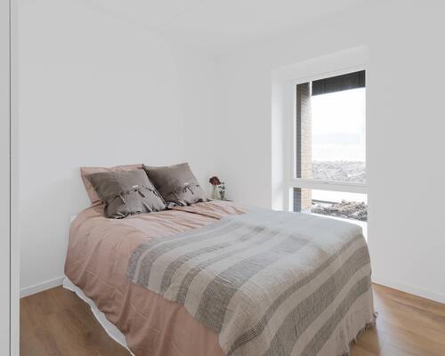 Denne nybyggede toværelses lejebolig tilbyder en moderne boligoplevelse med alt i hårde hvidevarer, blot en kort cykeltur væk fra Horsens centrum. Til boligen hører eget skur.