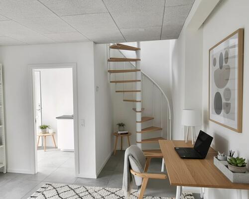 Lyst rækkehus på 109 m2 med have, egen indkørsel og moderne indretning – husdyr tilladt