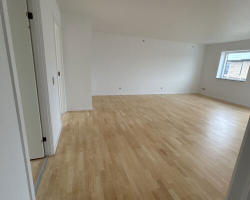 Lyst 4-værelses rækkehus på 101 m2 med altan, parkering og husdyr tilladt – velegnet til deling