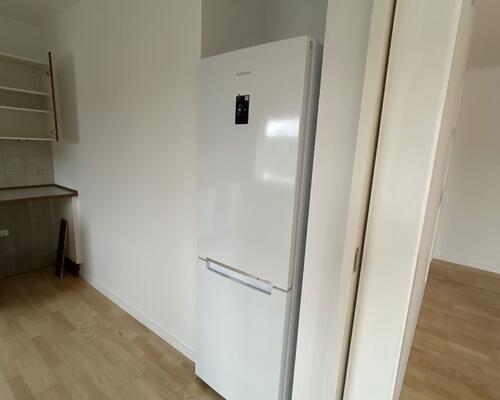 Lyst 4-værelses rækkehus på 101 m2 med altan, parkering og husdyr tilladt – velegnet til deling