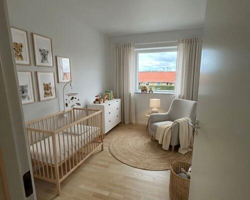 Lyst 4-værelses rækkehus på 101 m2 med altan, parkering og husdyr tilladt – velegnet til deling