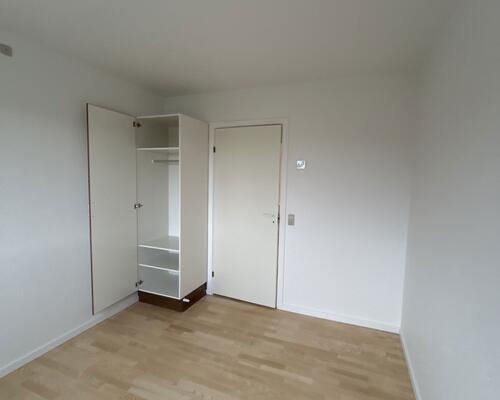 Lyst 4-værelses rækkehus på 101 m2 med altan, parkering og husdyr tilladt – velegnet til deling