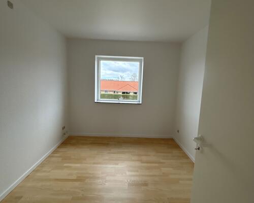 Lyst 4-værelses rækkehus på 101 m2 med altan, parkering og husdyr tilladt – velegnet til deling