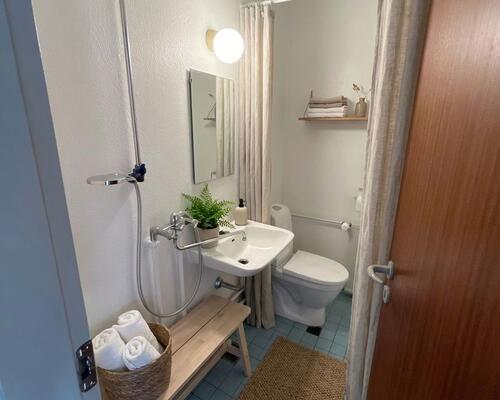 Lys 2-værelses med altan/terrasse, parkering og ladestander – 46 m2