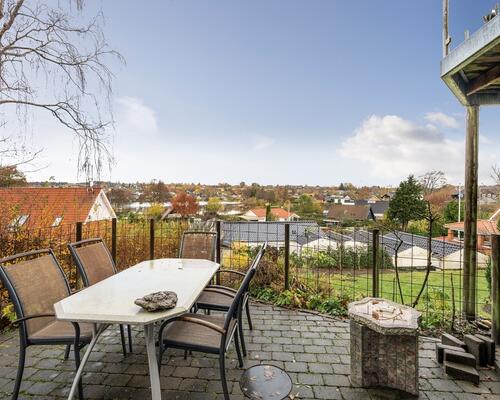 Dejligt møbleret halvt dobbelthus med 4 soveværelser udlejes i kortere perioder 1-6 mdr.