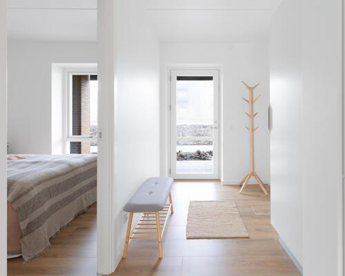 Denne nybyggede toværelses lejebolig tilbyder en moderne boligoplevelse med alt i hårde hvidevarer, blot en kort cykeltur væk fra Horsens centrum. Til boligen hører eget skur.