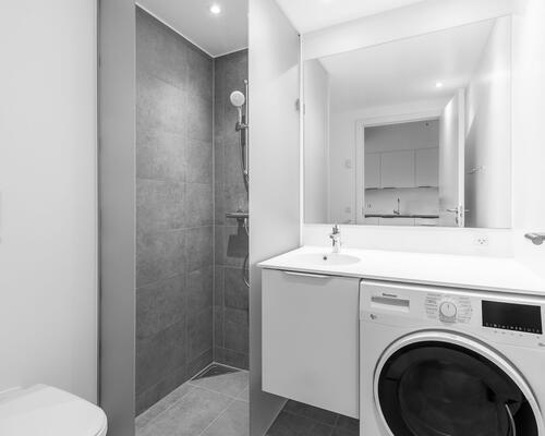 Denne nybyggede toværelses lejebolig tilbyder en moderne boligoplevelse med alt i hårde hvidevarer, blot en kort cykeltur væk fra Horsens centrum. Til boligen hører eget skur.