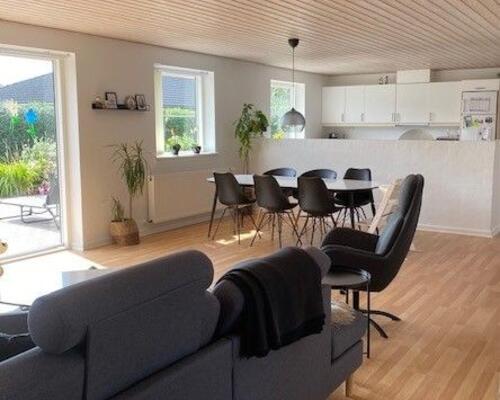 Attraktivt lejemål med god have i familievenligt kvarter.