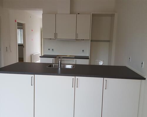 Dejlig lys lejlighed med altan